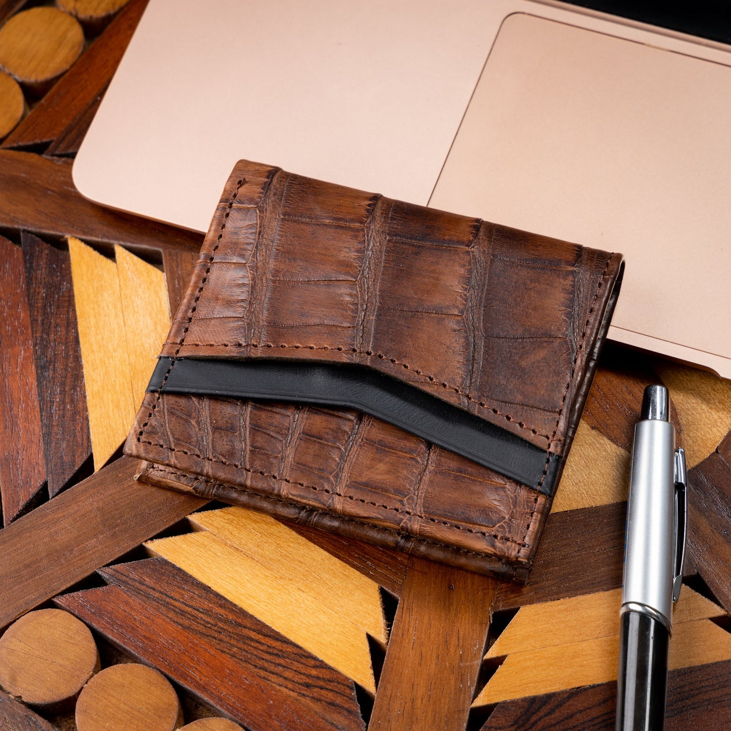 MOSVARTI Billeteras y clips para billetes Cartera vertical de cuero con piel exótica y tecnología RFID Mod Azteca (Aligathor Roble)