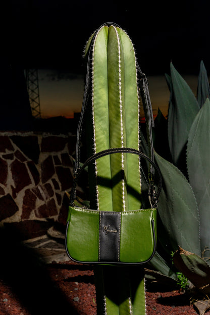 MOSVARTI Bolsos, billeteras y estuches Bolso mod aranza Piel de nopal verde/ Negro
